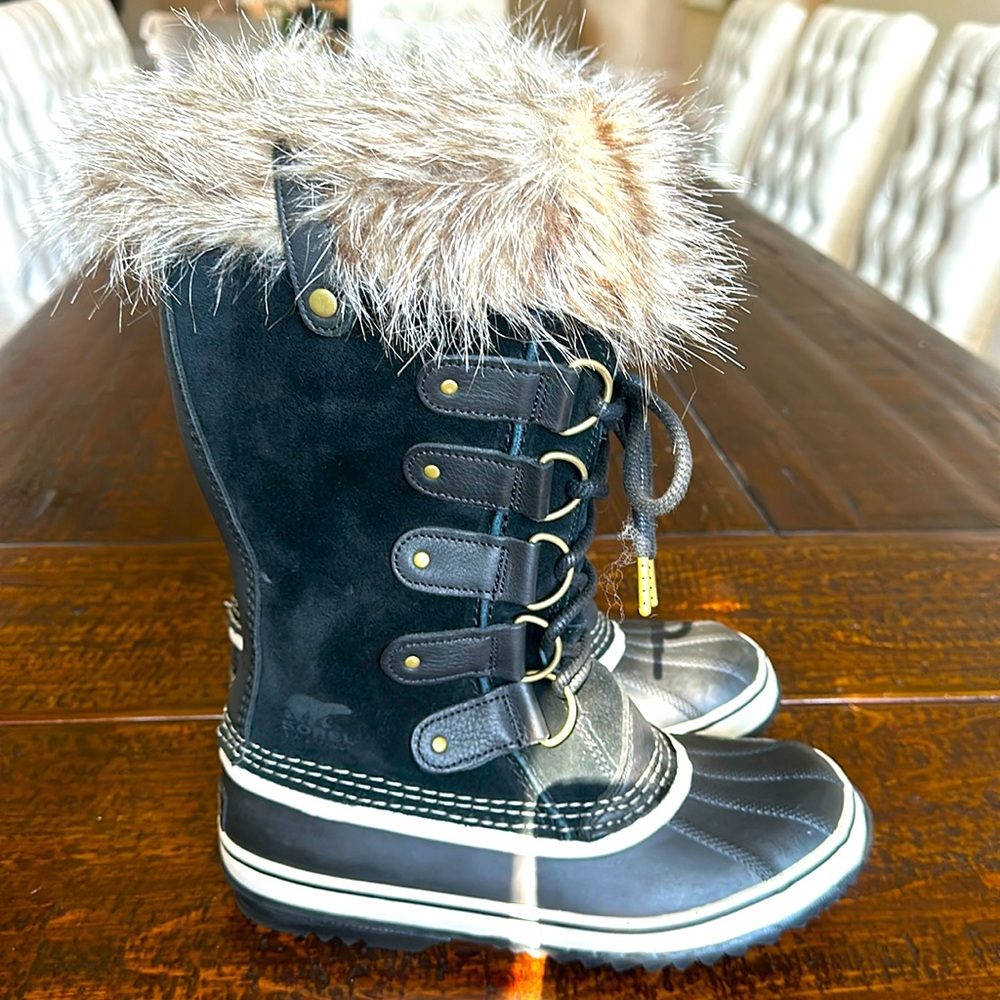 Sorel  waterproof snow boots
women size 8.5 never worn